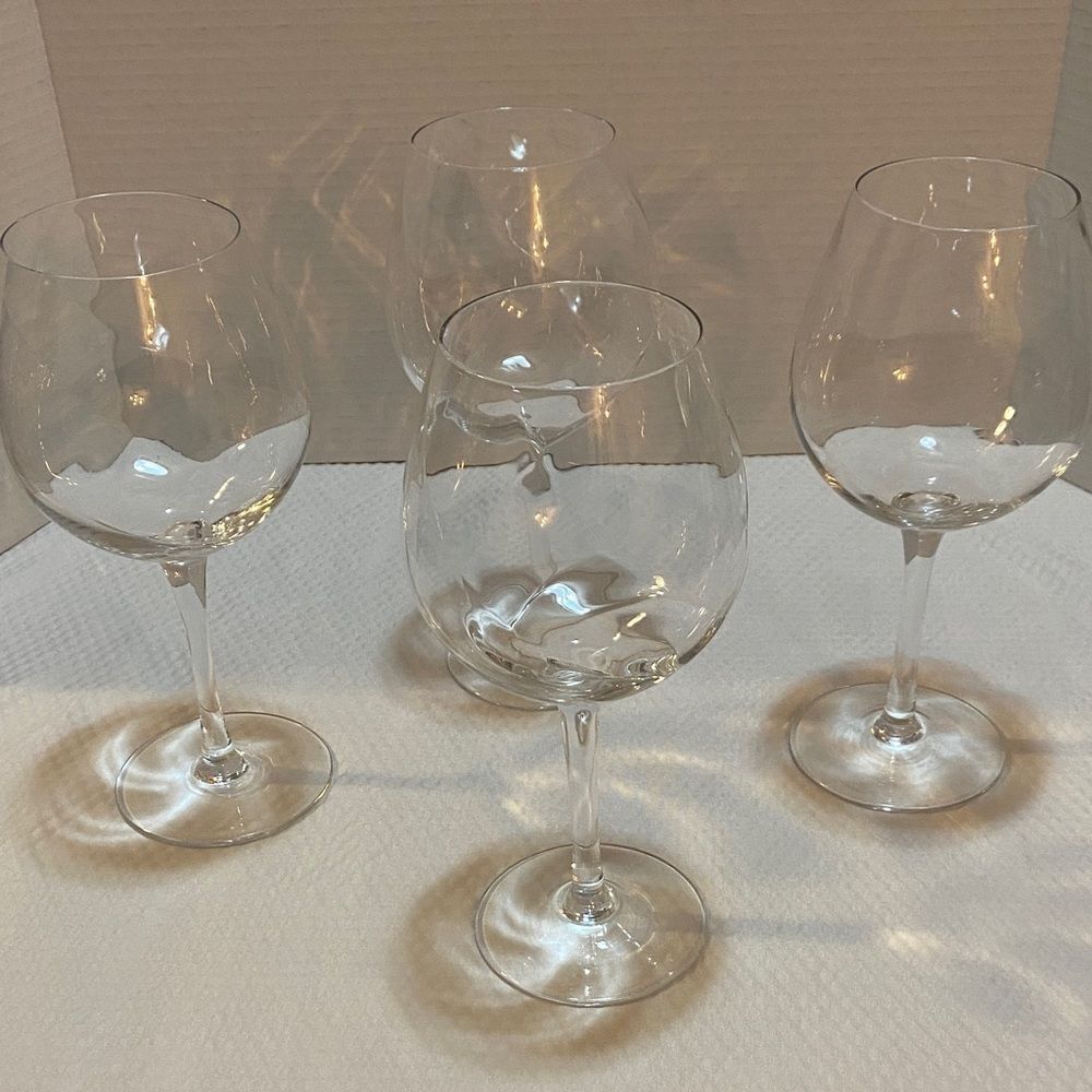 Pier 1 Elegant Swirl Clear Wine Glass Set (4)